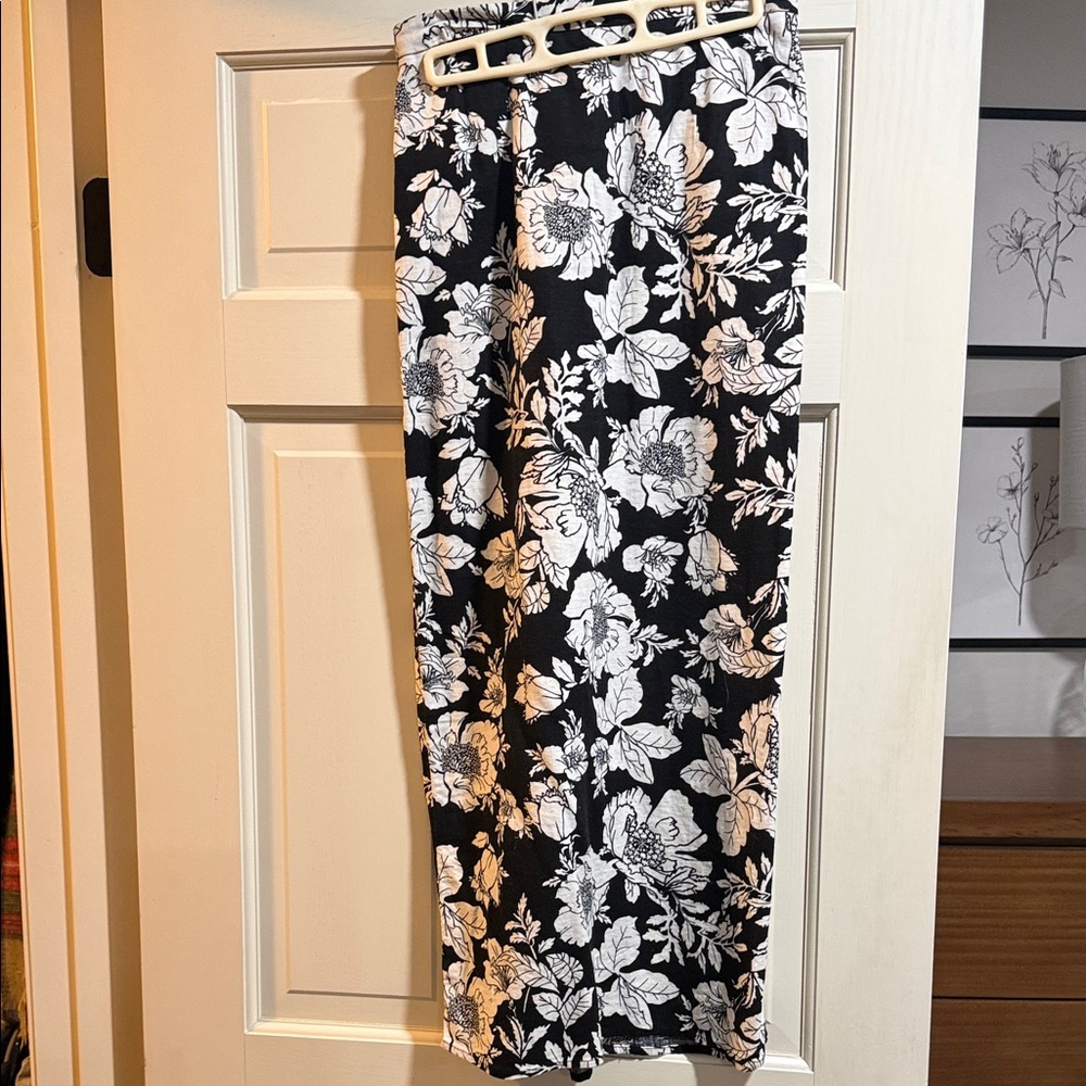 Old Navy Black and White Floral Pencil Skirt